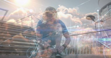 Noktaları birleştiren ağ çizgilerinin resmi, koşmadan önce ayakkabı bağını bağlayan beyaz koşucu. Dijital bileşim, çoklu pozlama, noktaları birleştirme, refah, zindelik, sağlıklı yaşam tarzı..