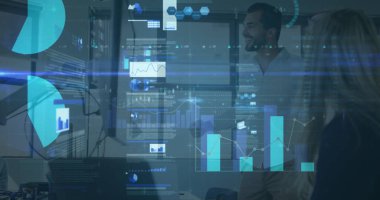 Ofisteki çeşitli iş adamlarının veri işleme görüntüsü. Küresel iş, bilgisayar ve dijital arayüz kavramı dijital olarak oluşturulmuş görüntü.