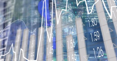 Bilgisayarı kullanan Asyalı bir adamın dijital ekrandaki görüntüsü, grafikleri ve finansal verileri. Küresel iş, ağ, finans, ekonomi ve teknoloji konsepti dijital olarak oluşturulmuş görüntü.