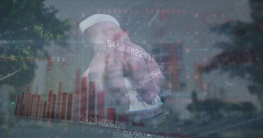 Rakamların ve beyaz adamın elinde fare ve şehir manzarasının resmi. Veri işleme, dijital ekran ve teknoloji konsepti dijital olarak oluşturuldu.