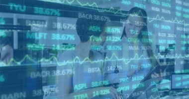 Finansal grafikler ve çeşitli kadın iş arkadaşları hakkındaki veriler. İş, finans, ekonomi, veri işleme ve teknoloji konsepti dijital olarak oluşturulmuş görüntü.