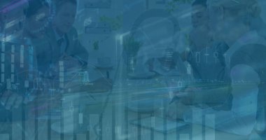 Ofisteki çeşitli iş arkadaşlarıyla ilgili finansal verilerin ve grafiklerin resmi. İş, finans ve ekonomi kavramı dijital olarak oluşturulmuş imaj.