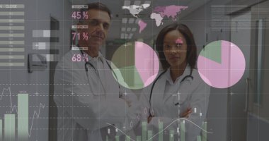 Kendine güvenen çok ırklı doktorların portresi üzerinde hareket eden grafiksel bilgi arayüzü görüntüsü. Dijital bileşik, hologram, veri, rapor, takım çalışması, fütüristik, tıbbi ve sağlık konsepti.