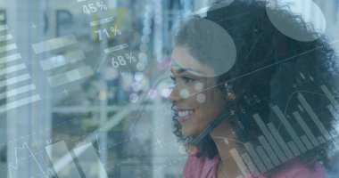 Ofisteki telefon kulaklığıyla iş kadınının veri işleme görüntüsü. Küresel iş ve dijital arayüz kavramı dijital olarak oluşturulmuş görüntü.