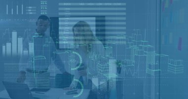 Ofisteki çeşitli iş adamları yerine veri işleme ve dijital şehir imajı. Küresel iş, bilgisayar ve dijital arayüz kavramı dijital olarak oluşturulmuş görüntü.