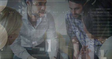 Çeşitli iş adamları üzerinde finansal veri işleme görüntüsü. küresel bağlantılar, veri işleme ve dijital arayüz konsepti dijital olarak oluşturulmuş resim.