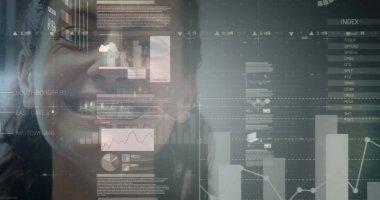 Hastanedeki gülümseyen beyaz kadın doktorun portresinin üzerindeki veri işleme görüntüsü. Tıbbi sağlık ve teknoloji konsepti