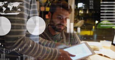 Beyaz iş adamı hakkında istatistik ve finansal veri işleme resmi. Küresel iş, veri işleme ve dijital arayüz kavramı dijital olarak oluşturulmuş görüntü.