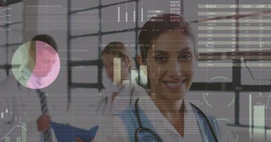 Hastanede steteskop, tablet ve dijital çizelgelerle üniforma giyen tıbbi ekip. Sağlık, takım çalışması, yenilik, profesyonellik, analitik, danışma, dijital