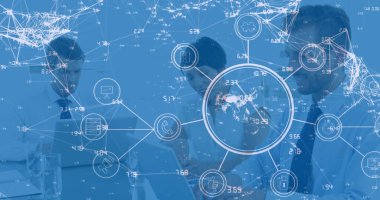 Küresel görüntü, numaralar, buluşmada laptopun üzerinde çalışan beyaz iş arkadaşlarının üzerindeki noktaları birleştirmek. Dijital bileşim, çoklu pozlama, küreselleşme, takım çalışması, iş dünyası, ağ oluşturma, teknoloji.