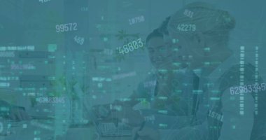 Ofisteki çeşitli kadın iş arkadaşlarının mali verileri ve grafikleri. İş, finans ve ekonomi kavramı dijital olarak oluşturulmuş imaj.