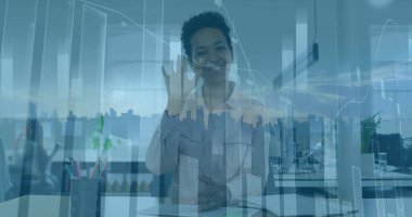 Konuşan bir kadının veri işleme görüntüsü. Küresel iş ve dijital arayüz kavramı dijital olarak oluşturulmuş görüntü.