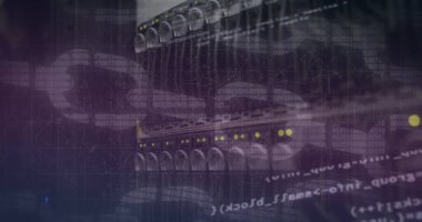 Arka planda sunucu odası olan analiz metni ve engelleme zincirlerinin resmi. Dijital bileşik, çoklu pozlama, bilgisayar dili, ağ güvenliği, veri merkezi, ağ oluşturma, teknoloji.