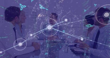 Programlama metninin resmi, satırları birleştiren noktalar ve ofiste tartışan beyaz takım. Dijital bileşik, çoklu pozlama, buluşma, kodlama, iletişim, iş, teknoloji.