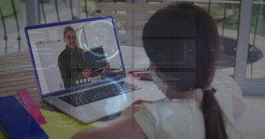 Laptop 'ta resim arayan bir kıza karşı, yuvarlak tarayıcı ve mikro işlemci bağlantılarının görüntüsü. Okul ve eğitim teknolojisi kavramı