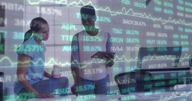 Ofisteki çeşitli kadın iş arkadaşlarının mali verileri ve grafikleri. İş, finans, ekonomi, işbirliği ve dijital olarak oluşturulan iletişim konsepti.