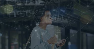 Akıllı telefon kullanan kadın üzerindeki bağlantı ve veri ağının görüntüsü. Dijital olarak oluşturulmuş küresel bağlantılar, ağlar ve veri işleme kavramı.
