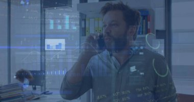 Kafkas iş adamının akıllı telefondan konuştuğu veri işleme görüntüsü. Küresel iş, finans ve dijital arayüz kavramı dijital olarak oluşturulmuş görüntü.