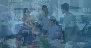 Ofisteki çeşitli iş arkadaşlarıyla ilgili finansal verilerin ve grafiklerin resmi. İş, finans, ekonomi, iletişim ve işbirliği konsepti dijital olarak oluşturulmuş görüntü.