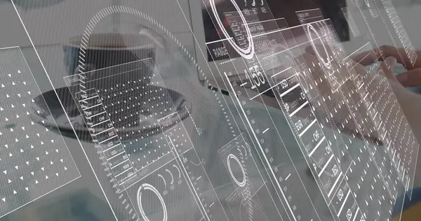 Bilgisayarı kullanarak ellerin üzerinde veri işleme resmi. Küresel iş ve dijital arayüz kavramı dijital olarak oluşturulmuş görüntü.