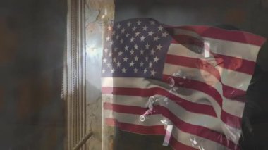 Kameraman hareket eden bayrağı yakalıyor ve parmaklıklar ardındaki adamı film sahnesi için açığa çıkarıyor. Vatanseverlik, kentsel, sinematik, karamsar, içsel, sembolik, kasvetli