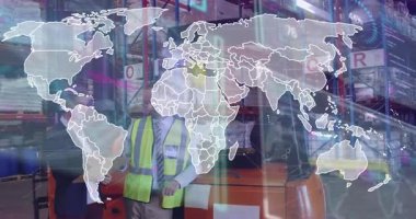 Harita raflarda beliriyor, palet kamyonu kullanan bir adam ve envanter kontrolü yapan bir kadın. Lojistik, tedarik zinciri, depolama, dijital haritalama, envanter yönetimi, endüstriyel, veri bağlantısı