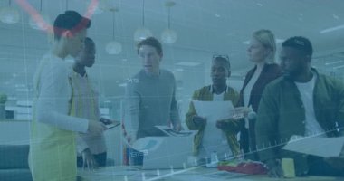 Tasarım ekibi dizüstü bilgisayardaki akıllı telefon izlerini kontrol ediyor ve tasarım incelemesi için prototipleri düzenliyor. İşbirliği, yenilik, beyin fırtınası, yaratıcı, takım çalışması, modern, profesyonel