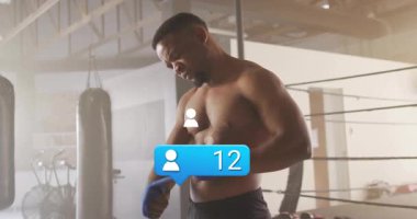 Canlandırılmış takipçi sayısı artarken erkek boksör fitness boks ringinin içinde mavi eli çekiyor. Atletik, güç, kararlılık, eğitim, fitness, kentsel, dinamik