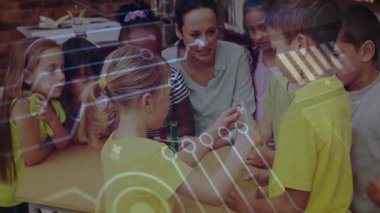 Öğretmen öğrencilere kütüphanede BTMM grafikleriyle renkli sıvıyı şişeye doldurmaları için rehberlik ediyor. Eğitim, çocuklar, sınıf, bilim, öğrenme, deney, keşif