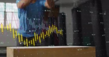 Animasyon şamdan çizelgeleriyle pyo kutusuna atlayan bir adam. Çizgi grafikleri takip ediyor. Sporcu, antrenman, hareket, güç, performans, eğilim