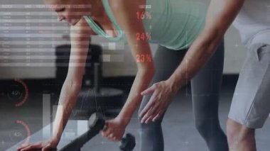 Müşteri spor salonuna yaslanıyor. Dambıl sırası antrenörüne başlıyor. Omurga çizelgelerini düzenliyor. Fitness, strength, training, performance, digital, wellness, health