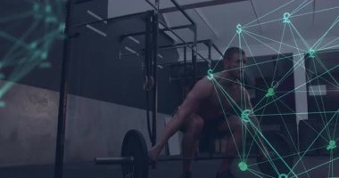 Spor salonunda halteri kavramış bir adam kapan kaldırma yaparken nabız ölçümü verilerini üst üste koyuyor. Kuvvet, eğitim, teknoloji, analitik, fitness, güç, yenilik