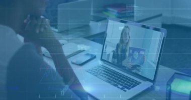 İzleyici veri incelemesi için iş görüşmelerine katılıyor. Sunucu çizelgeye animasyonlu örtülerle işaret ediyor. Profesyonel, işbirliği, dijital, sunum, çalışma alanı, analitik, modern