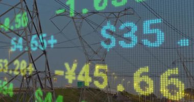 Dijital veriler alacakaranlık iletim kulelerinde kayboluyor güç ölçümlerini gösteren sayısal değerler değişiyor. Teknoloji, altyapı, enerji, dijital, veri, sanayi, fütürist