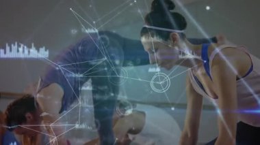 Yoga yapan kadın kalçalarını kalasa yerleştirirken veriler eklem ölçümlerini ve çekirdek dengesini örtüyor. Spor, biyomekanik, sağlık, dijital, duruş, güç, sağlık