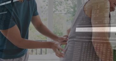 Erkek terapist hastanın belini elliyor. Gerilimi kontrol ediyor. Sağlık şifrelemesini etkinleştiriyor. Sağlık, dijital arayüz, sağlık, rahatlama, teknoloji, terapi, biyometrik