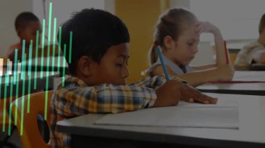 Üç öğrenci okul sıralarında yazı yazarken aynı zamanda ses dalgalanan renk spektrumu örtüsünü etkinleştiriyor. Eğitim, öğrenme, konsantrasyon, yaratıcılık, yenilik, işbirliği, canlı