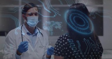 Holografik devre HUD 'u etkinleştirirken doktor örnek alıp tanısal testi açıklıyor. Tıbbi, teknolojik, geleceksel, sağlık, yenilik, danışma, arayüz
