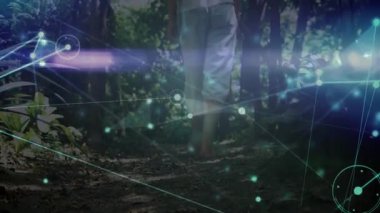 Orman yolunda yürüyen ve parlayan teknoloji düğümlerini ve hatları aktif hale getiren bir kadın. Doğa, teknoloji, bağlantı, yenilik, keşif, huzur, fütürizm