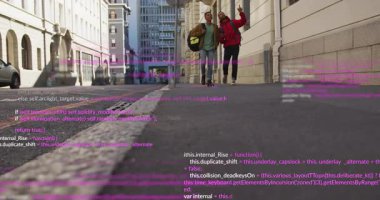 Alçak açılı çekim, iki arkadaşın keşif yaparken görüntüsü teknolojik kaplamanın bozulmasına neden oluyor. Kentsel, teknoloji, arkadaşlık, gündelik, dinamik, modern, mimari