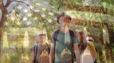 Turizm için patikaya çıkan dört yürüyüşçü büyüyen bayrak örtülerini ve titreyen mumları aktifleştiriyor. Macera, keşif, doğa, yoldaşlık, dinginlik, yeşillik, yolculuk