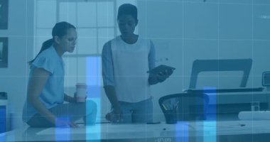 Tasarım merkezindeki parmak izi ve tıkırtı tabletini tartışan iki meslektaş animasyon veri örtülerini başlatıyorlar. İşbirliği, yenilik, teknoloji, dijital, iletişim, çalışma alanı, modern