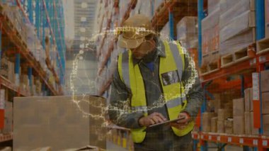 Depo ortağı tableti tıklatıyor ve envanter taramasına başlıyor. Kutularda altın kaplama yaratıyor. Sanayi, lojistik, teknoloji, otomasyon, envanter, depolama, veri