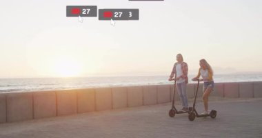 Gün batımında deniz duvarı boyunca scooter kullanan bir çift sosyal medya simgeleri yükselmeye başlıyor. Macera, arkadaşlık, teknoloji, açık hava, eğlence, modern, canlı
