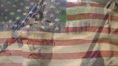 Erkek asker, ağırlık değiştiriyor. Tüfek yerleştiriyor. Askeri eğitim sahasında tarama yapıyor. Savaşçı, savunma, hazırlık, disiplin, kamuflaj, ihtiyat, açık hava