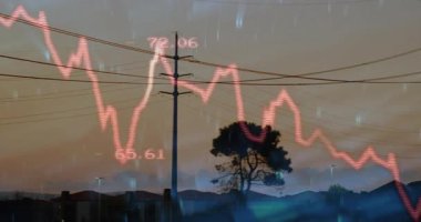 Alacakaranlık yaklaşırken, kırmızı çizgi yükselen kulelere doğru sallanırken direkler ve ağaçlar ayakta duruyor. Siluet, altyapı, enerji, teknoloji, manzara, görselleştirme, ortam