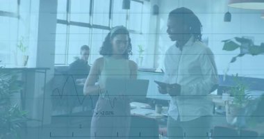 İş arkadaşları cihazlara el kol hareketi yaparken, animasyon çizelgeleri sunum için etraflarında büyüyor. İşbirliği, takım çalışması, veri analizi, dijital rakamlar, iletişim, yenilik, modern çalışma alanı