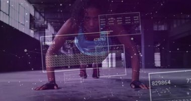 Spor salonunda şınav çeken bayan sporcu her temsilciyi güncelleyen veri panellerine neden oluyor ve sonra dağıtıyor. Fitness, teknoloji, performans, yenilik, güç, dijital, eğitim