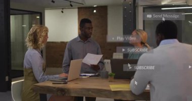 Çalışma ekibi sosyal medya simgelerini başlatan bir rapor hazırlıyor. Etkisini gösteren bir tablo üzerinde dönüyor. İşbirliği, takım çalışması, modern, profesyonel, ağ oluşturma, katılım, çalışma alanı