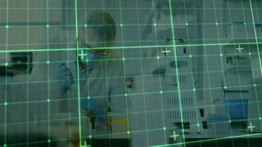 Laboratuvar teknisyenleri, yeşil kaplama altında mikroskop odağı incelemesi için ayarlama yapıyor. Bilim, deney, araştırma, kesinlik, yenilik, teknoloji, işbirliği